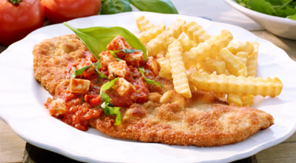 Schweineschnitzel mit pikanter Tomatensauce und Chef Frites