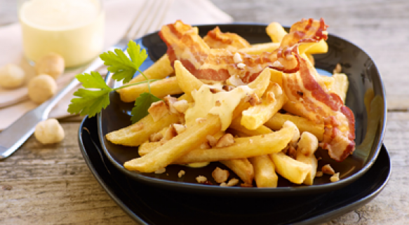 Frites Deluxe mit Bacon, Macadamianüssen und Safrandip