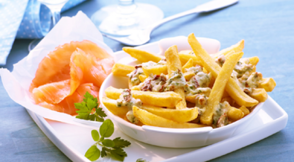 Frites Deluxe mit Räucherlachs und Gorgonzola 