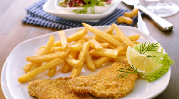 Schnitzel in Erdnuss-Knusperkruste mit Frites Deluxe