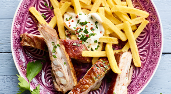 Orientalische Lamm-Spareribs mit Tahina-Joghurt und Frites Deluxe