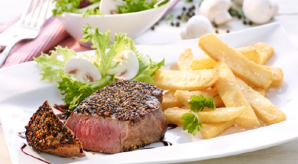 Rinderhüftsteak mit Pfefferkruste und Steakhouse Frites