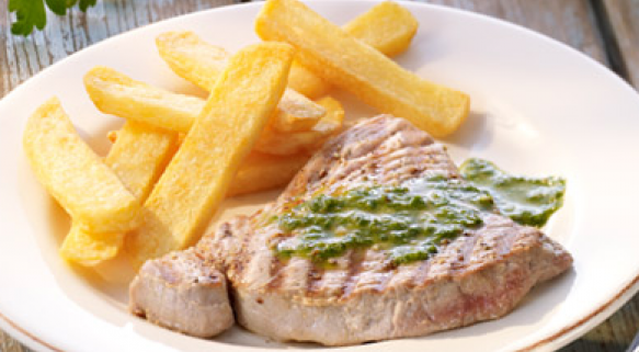 Thunfischsteak mit Petersilie-Zitronen-Pesto und Steakhouse Frites