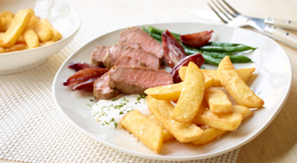 Tranchierte Lammlachse mit glacierten Rotweinschalotten und Steakhouse Frites