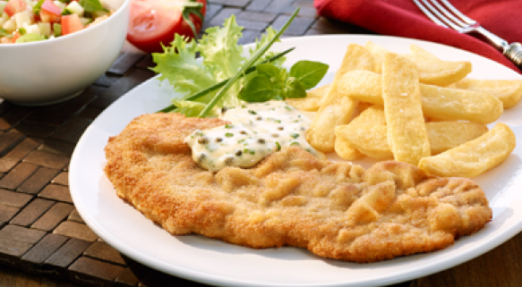 Schweineschnitzel mit grüner Pfeffer-Remoulade und Steakhouse Frites