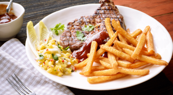 Gegrilltes Nackensteak mit Ananas-Salat und Western Frites