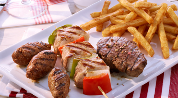 Grillteller mit Balkan-Dip und Western Frites