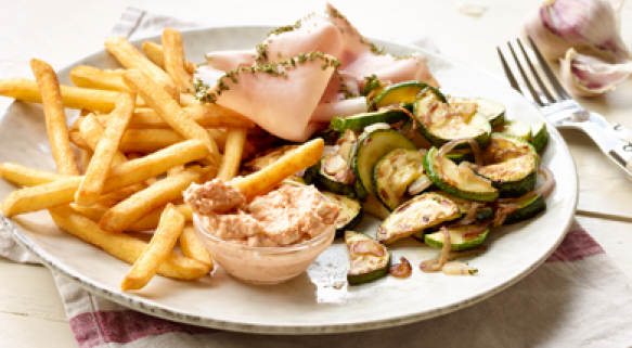 Zucchinipfanne mit Rosmarinschinken, Feta-Dip und Minuten Frites Classic