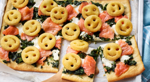 Gute-Laune-Pizza mit Lachs, Spinat und Smiles