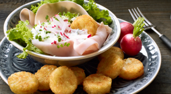 Mini Rösti-Snack mit Kräuterquark und Schinken