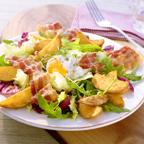 Pikanter Country-Salat mit Bacon, pochiertem Ei und Country Potatoes Klassisch-pikant