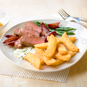 Tranchierte Lammlachse mit glacierten Rotweinschalotten und Steakhouse Frites