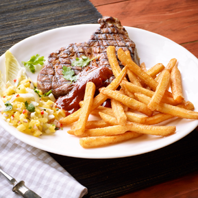 Gegrilltes Nackensteak mit Ananas-Salat und Western Frites