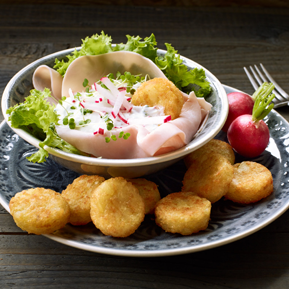 Mini Rösti - Snack mit Kräuterquark und Schinken