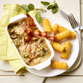 Überbackene Schweinemedaillons in Champignon-Lauch Sauce mit Kroketten